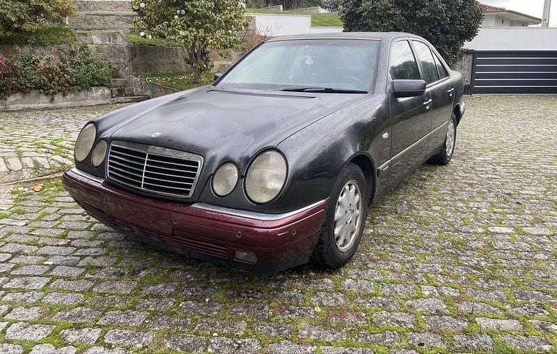 Usado 1996 Mercedes E220 Sedan | € 1.250 - Imagem 1/4