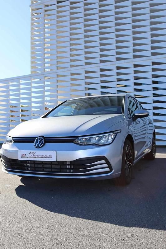 Cinzento Usado 2024 VW Golf VIII Life | € 26.500 (Preço justo) - Imagem 1/4