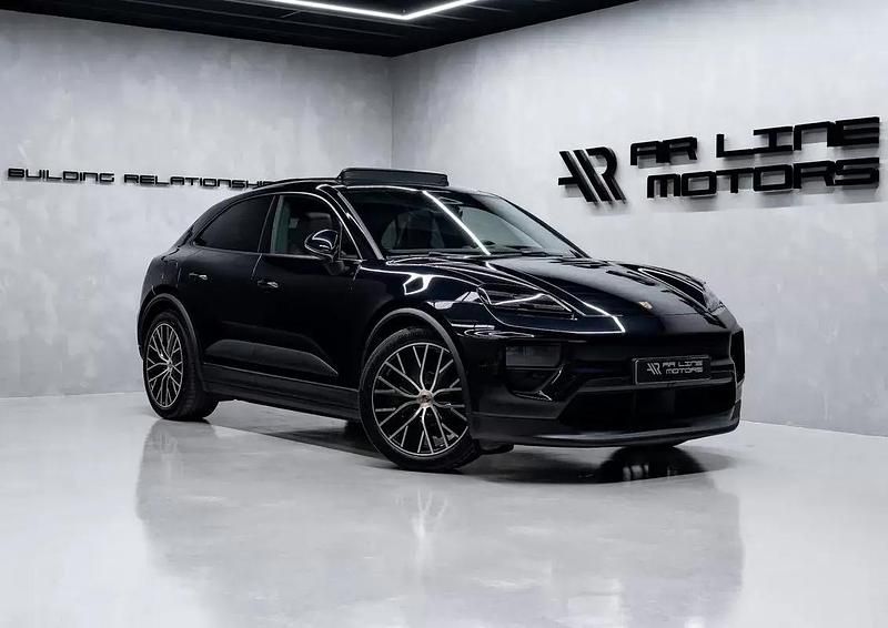 Preto Usado 2024 Porsche Macan 4 Electric SUV | € 89.950 - Imagem 1/4