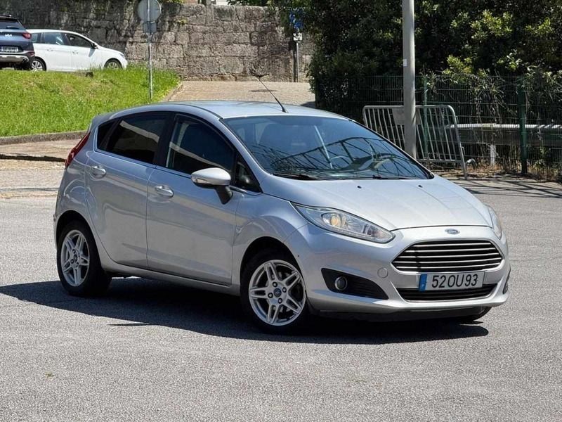 Cinza Usado 2014 Ford Fiesta Titanium Citadino | € 9.950 (Preço justo) - Imagem 1/4