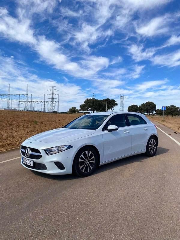 Branco Usado 2020 Mercedes A160 Citadino | € 21.900 (Bom preço) - Imagem 1/4