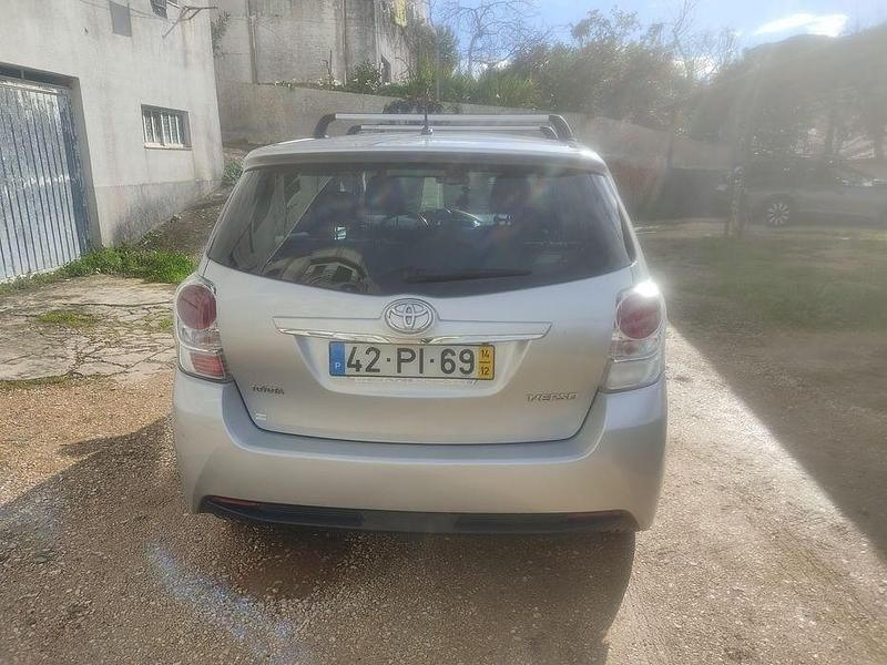 Usado Toyota Verso 112 HP (82 kW) 2014 Cinzento Monovolume