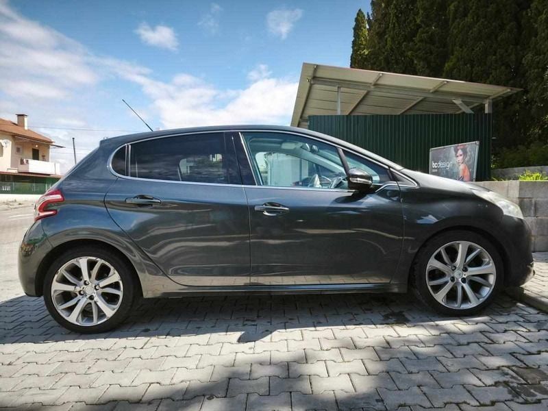 Cinzento Usado 2012 Peugeot 208 Allure Citadino | € 8.000 (Preço justo) - Imagem 1/4