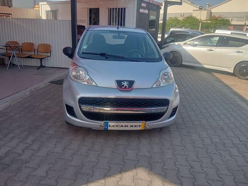 Cinza Usado 2012 Peugeot 107 Active Citadino | € 8.900 - Imagem 1/4
