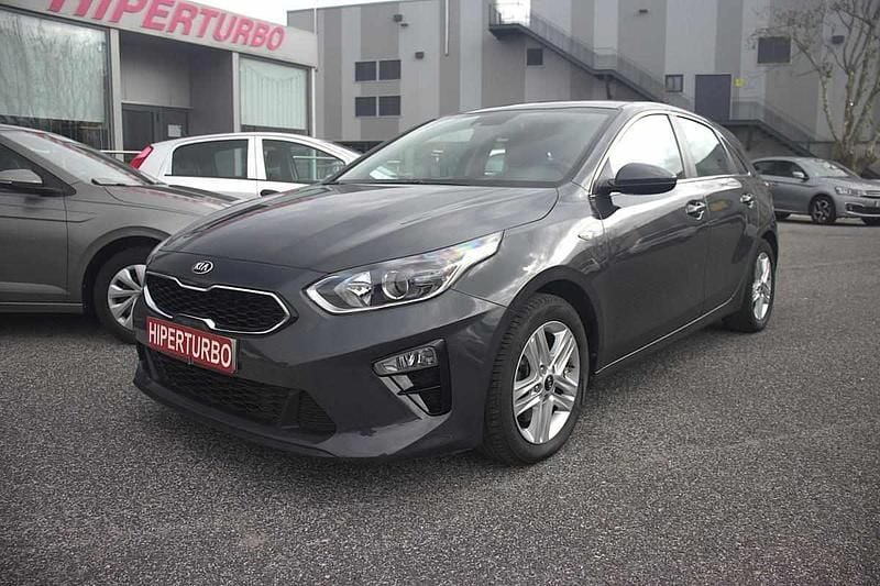 Cinzento Usado 2021 Kia Ceed Citadino | € 12.900 (Super Preço) - Imagem 1/4