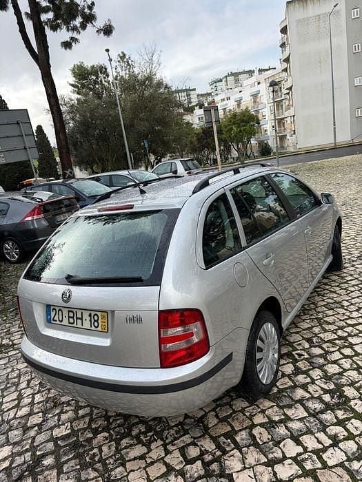 Usado Skoda Fabia 75 HP (55 kW) 2006 Sedan