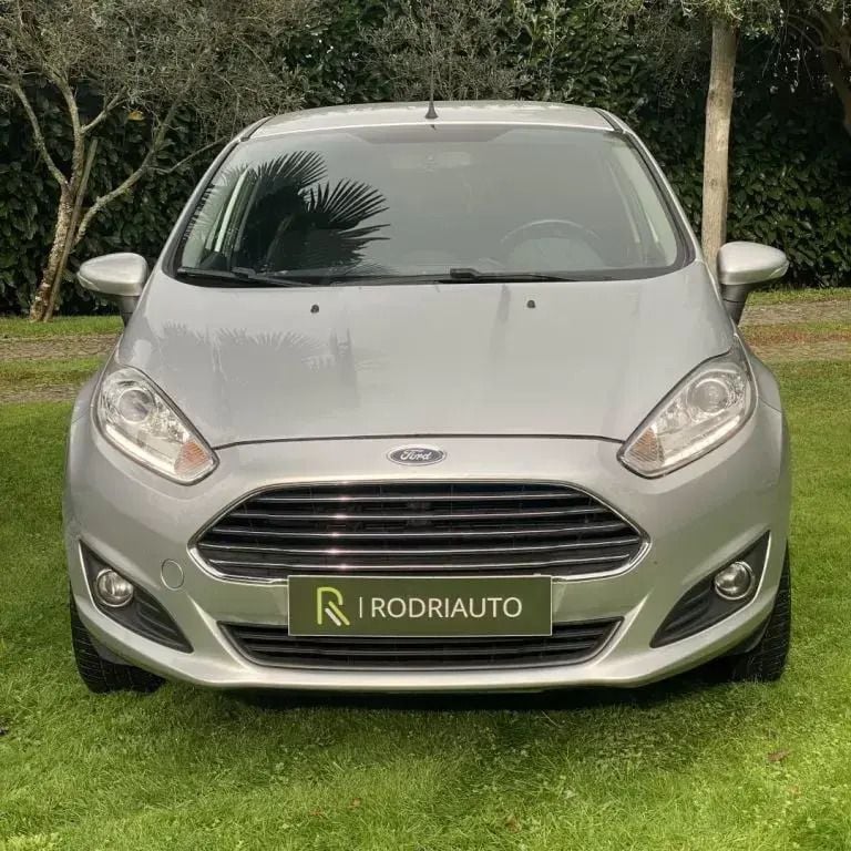 Cinza prata Usado 2014 Ford Fiesta Titanium Citadino | € 9.990 (Preço justo) - Imagem 1/4
