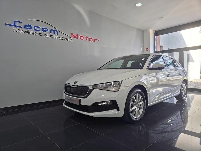 Branco Usado 2022 Skoda Scala Ambition Citadino | € 14.990 (Preço justo) - Imagem 1/3
