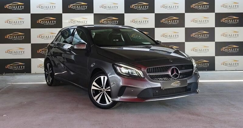Cinza Usado 2018 Mercedes A180 Urban | € 18.490 (Bom preço) - Imagem 1/4