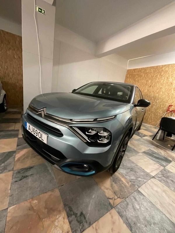Usado Citroën e-C4 Feel 100 kW (136 HP) 2021 Azul escuro Sedan