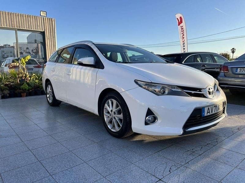 Branco Usado 2012 Toyota Auris Comfort Citadino | € 12.750 - Imagem 1/4
