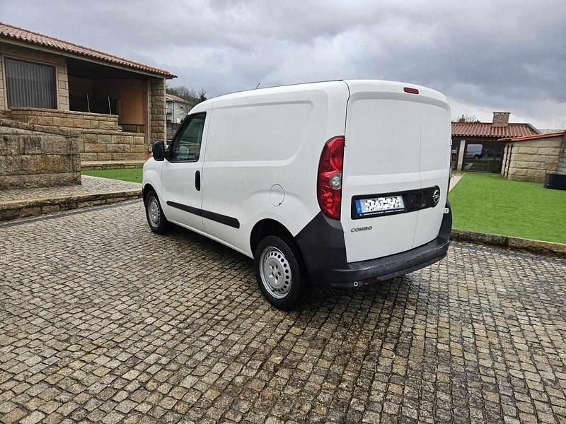 Usado Opel Combo 105 HP (77 kW) 2017 Branco Carrinha