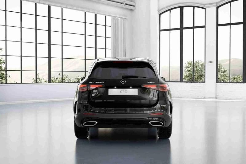 Preto Novo 2025 Mercedes GLC300 SUV | € 87.309 - Imagem 1/4