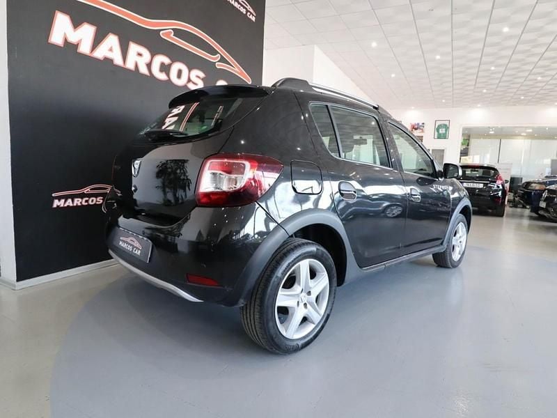 Usado Dacia Sandero Stepway 90 HP (66 kW) 2015 Preto Citadino