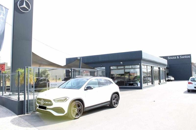 Branco Usado 2022 Mercedes GLA200 SUV | € 43.500 - Imagem 1/4