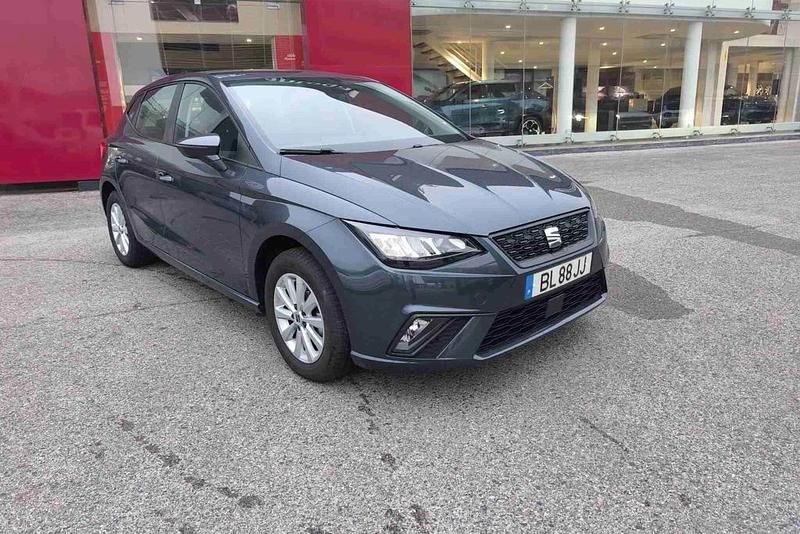 Cinzento Usado 2024 Seat Ibiza Style Citadino | € 16.300 (Preço justo) - Imagem 1/4