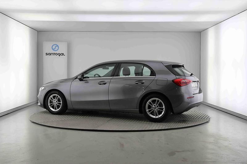 Usado Mercedes A180 Style 116 HP (85 kW) 2019 Cinzento Citadino