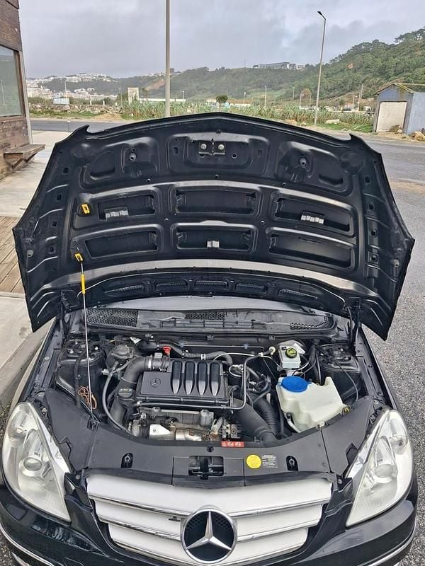 Usado Mercedes B180 109 HP (80 kW) 2009 Preto Monovolume