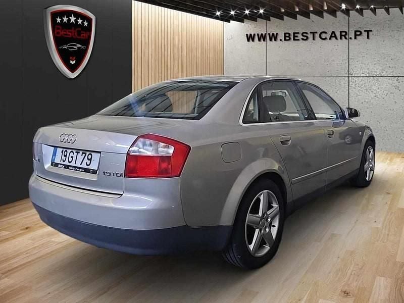 Cinzento Usado 2001 Audi A4 Sedan | € 6.450 (Preço justo) - Imagem 1/1