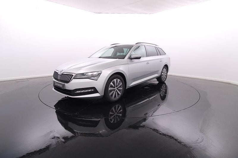 Cinzento Usado 2023 Skoda Superb | € 33.900 (Caro) - Imagem 1/4