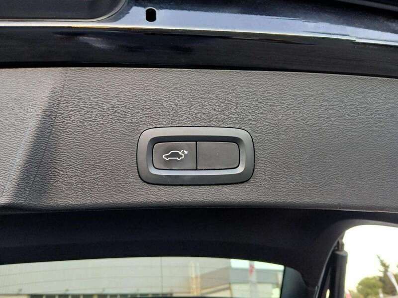 Usado Volvo XC40 Momentum 129 HP (94 kW) 2021 Preto SUV