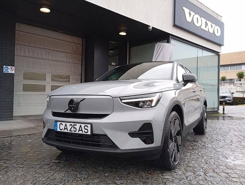 Cinzento Novo 2025 Volvo EC40 Single Motor Extended Range SUV | € 52.900 (Preço justo) - Imagem 1/4