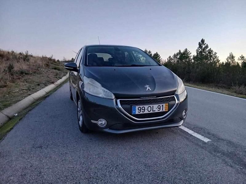 Cinzento Usado 2014 Peugeot 208 Citadino | € 7.750 (Preço justo) - Imagem 1/4