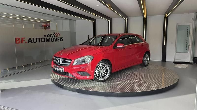 Usado Mercedes A160 Urban 90 HP (66 kW) 2015 Vermelho Citadino