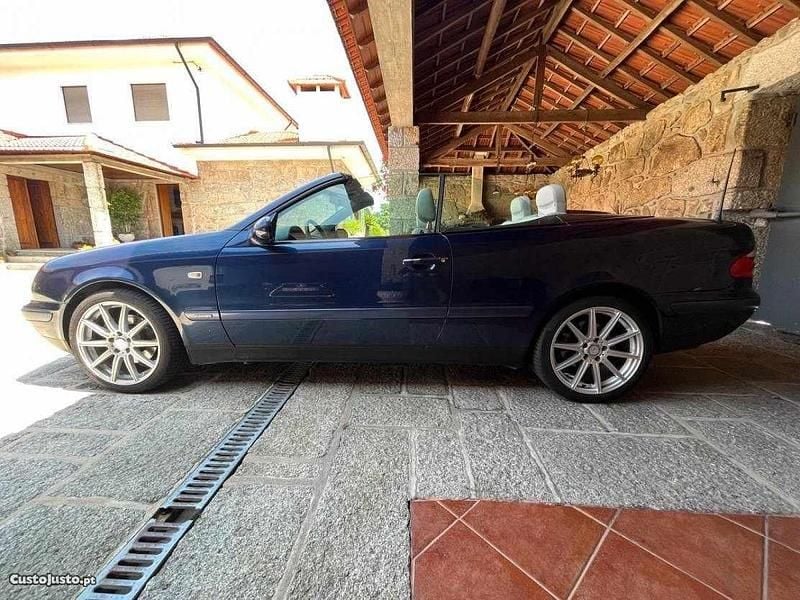 Usado Mercedes CLK230 193 HP (141 kW) 1999 Azul Cabrios