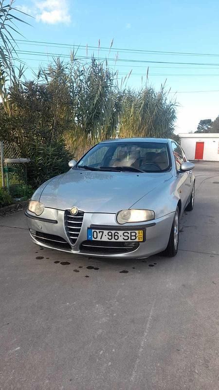Cinzento Usado 2001 Alfa Romeo 147 Citadino | € 1.800 - Imagem 1/4