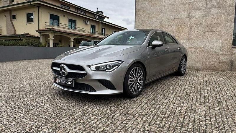 Castanho Usado 2019 Mercedes CLA180 Progressive Sedan | € 26.950 (Preço justo) - Imagem 1/4