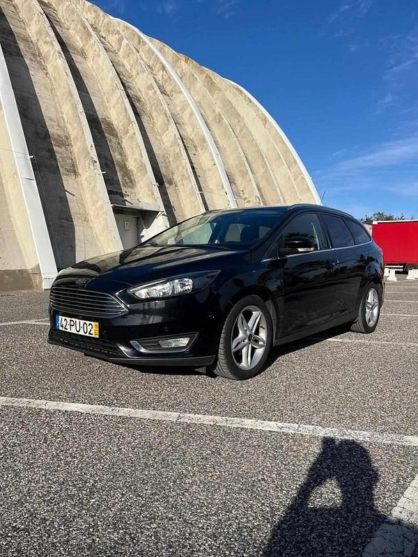 Preto Usado 2015 Ford Focus Sedan | € 6.500 (Preço justo) - Imagem 1/4