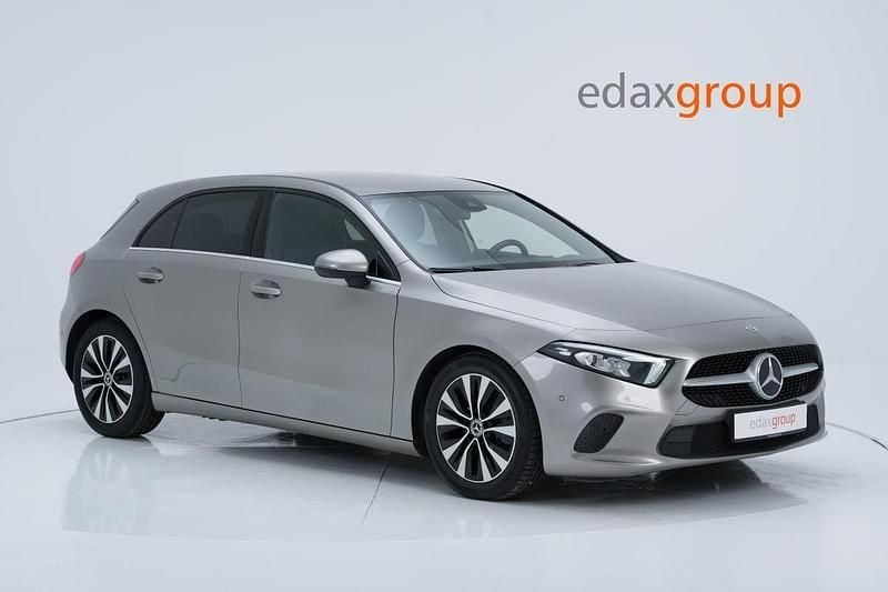 Cinza Usado 2021 Mercedes A180 Style Sedan | € 26.990 - Imagem 1/4