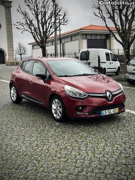 Usado Renault Clio IV 90 HP (66 kW) 2017 Vermelho Citadino