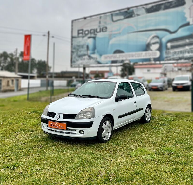 Branco Usado 2005 Renault Clio II Dynamique Citadino | € 3.200 (Preço justo) - Imagem 1/4