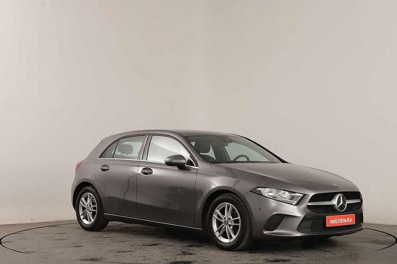 Cinzento Usado 2018 Mercedes A180 Citadino | € 27.999 - Imagem 1/2