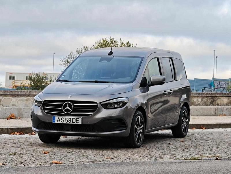 Cinzento Usado 2022 Mercedes T180 Monovolume | € 30.900 - Imagem 1/4