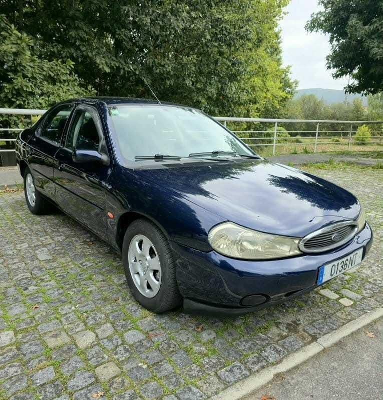 Usado Ford Mondeo 90 HP (66 kW) 1999 Azul