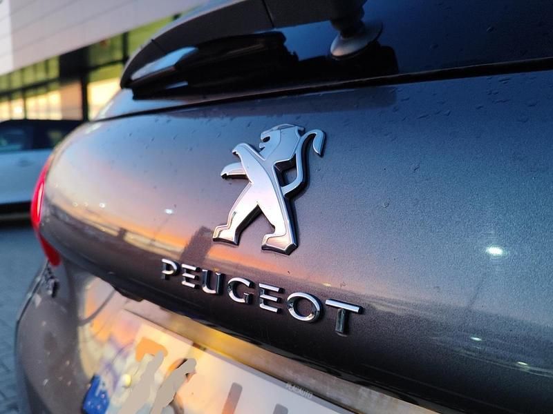Usado Peugeot 2008 110 HP (80 kW) 2018 Cinzento SUV