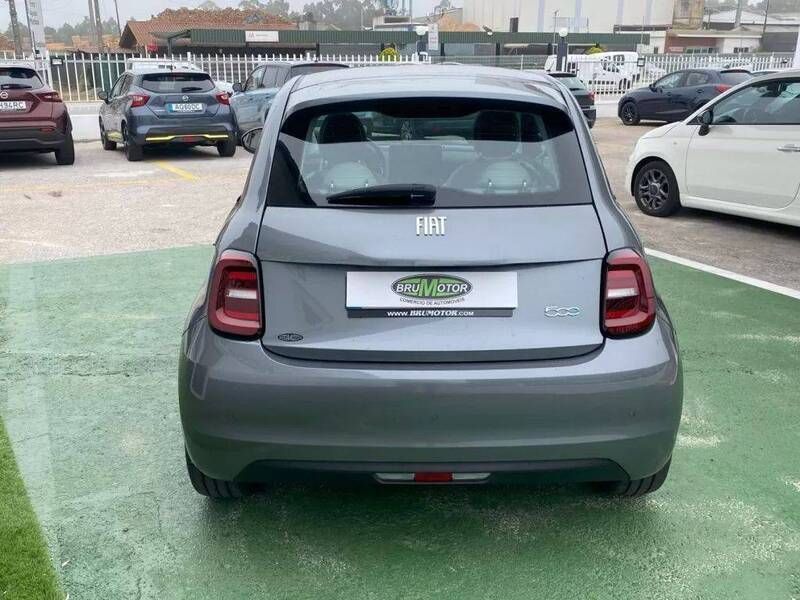 Usado Fiat 500e La Prima 86 kW (118 HP) 2024 Cinzento Citadino
