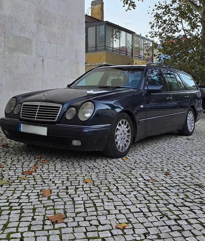 Usado Mercedes E300 177 HP (130 kW) 1999 Azul Carrinha