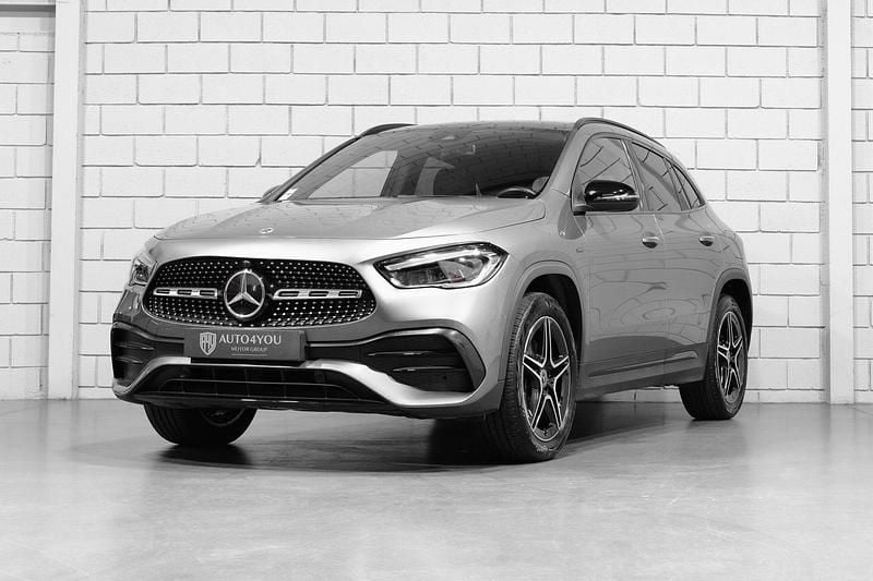 Cinza Usado 2020 Mercedes GLA250 AMG line SUV | € 37.450 - Imagem 1/4