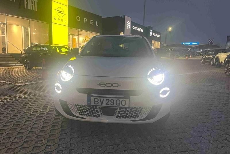 Usado Fiat 600 La Prima 136 HP (100 kW) 2025 Branco SUV