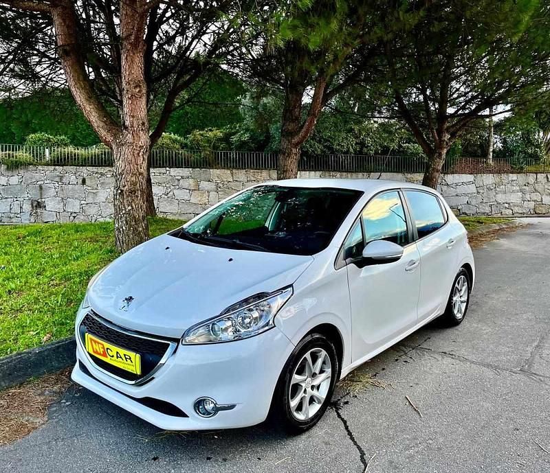 Branco Usado 2012 Peugeot 208 Citadino | € 7.500 (Preço justo) - Imagem 1/4