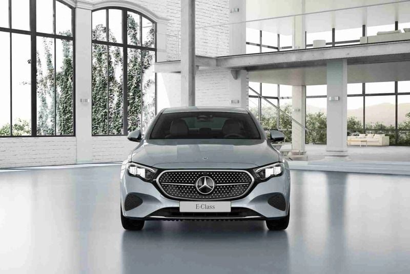 Cinzento Novo 2025 Mercedes E220 Sedan | € 72.725 - Imagem 1/4