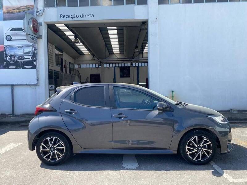 Usado Toyota Yaris Hybrid Comfort 115 HP (84 kW) 2022 Cinza