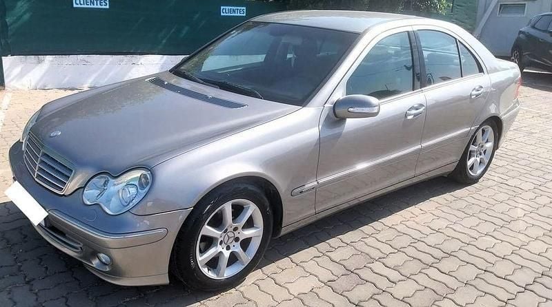 Usado 2004 Mercedes C220 Elegance Sedan | € 6.000 - Imagem 1/4
