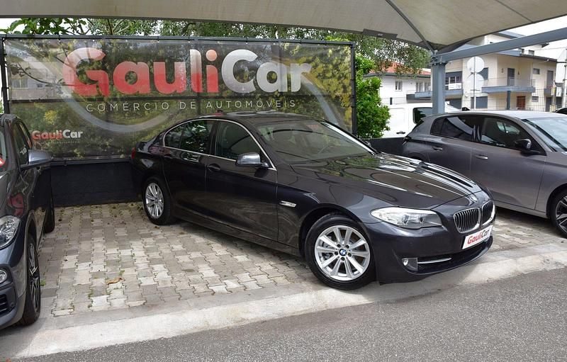 Cinza Usado 2011 BMW 520 Sedan | € 14.390 (Preço justo) - Imagem 1/4