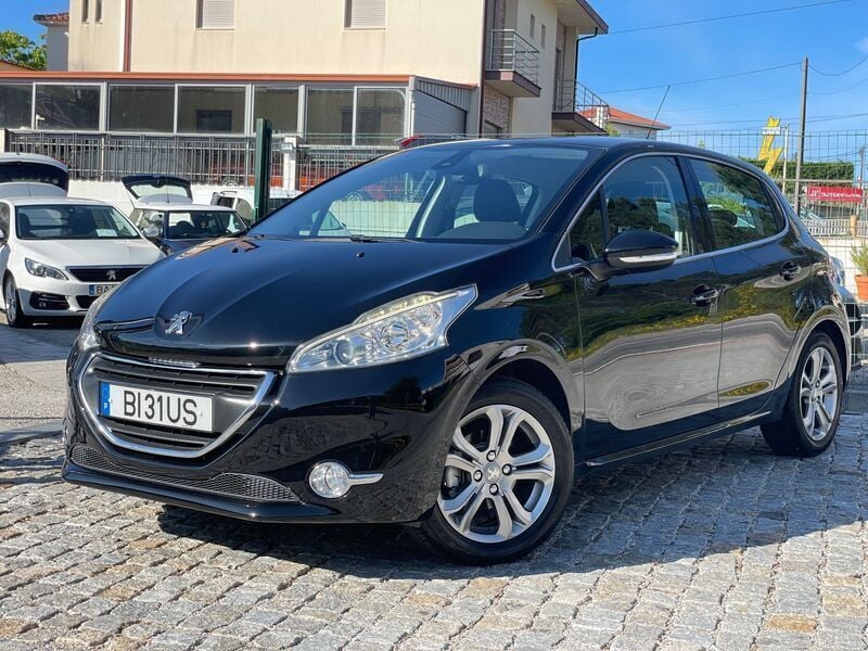 Preto Usado 2014 Peugeot 208 Allure Citadino | € 7.900 (Preço justo) - Imagem 1/4