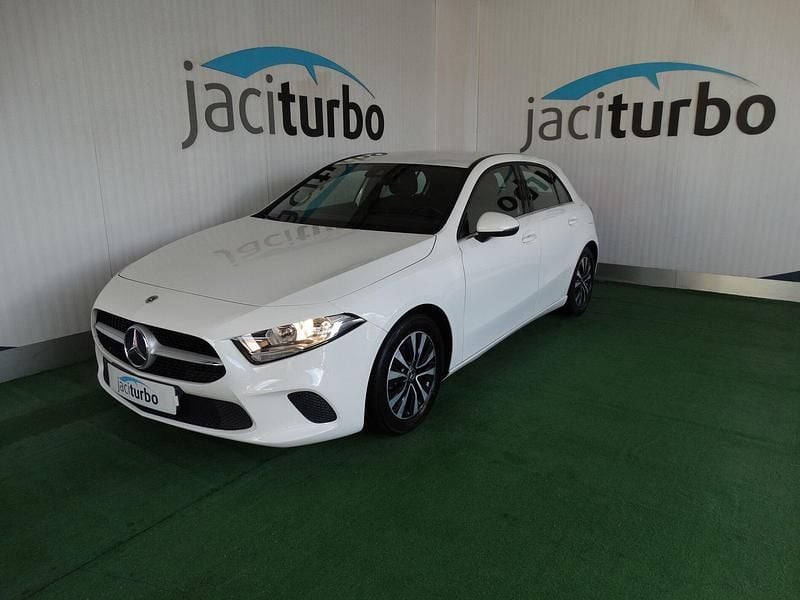 Branco Usado 2021 Mercedes A180 Style Sedan | € 26.900 - Imagem 1/4